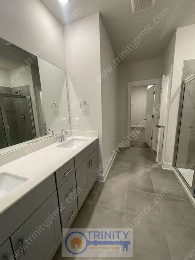 Building Photo - Beautiful and spacious! Ready for move in!