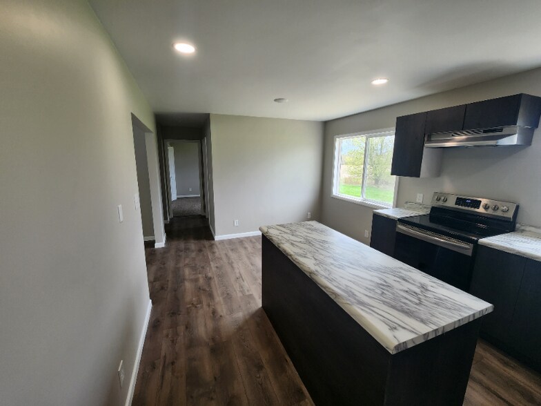 Building Photo - 6183 N Webster Rd