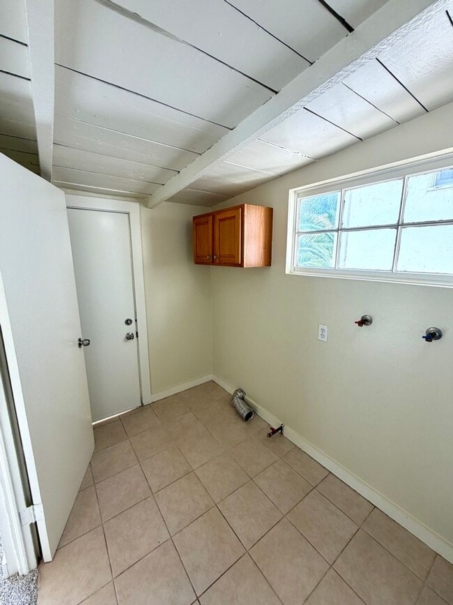 Building Photo - Adorable Downtown Upland Bungalow