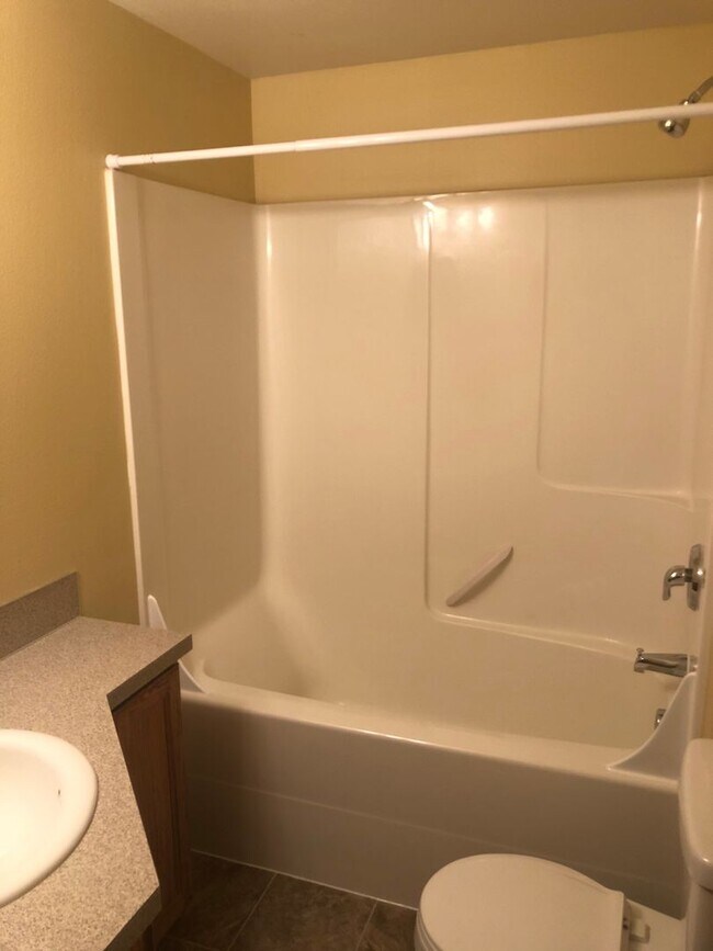 Building Photo - Three Bedroom Duplex in South Salem