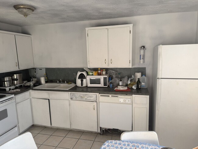 Building Photo - Upstairs Unit in Prime West Valley Location!