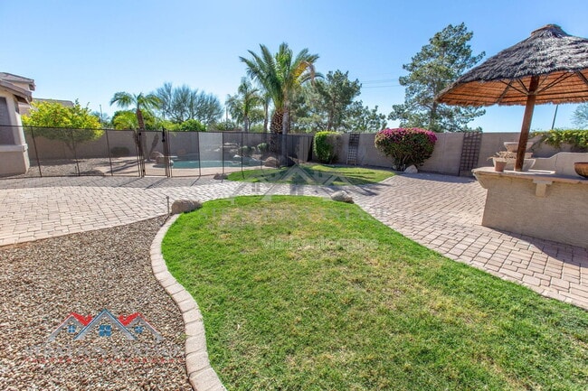 Building Photo - 661 E Julian Dr