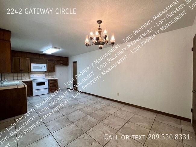 Building Photo - 2242 Gateway Cir