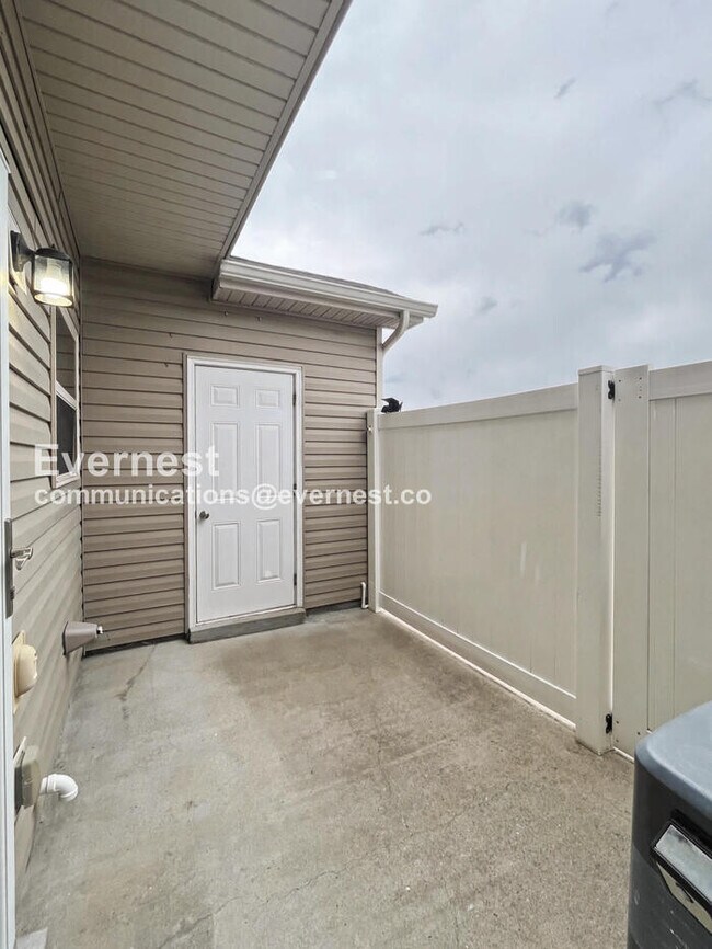 Building Photo - 2 Bed/2.5 Bath Townhome with Fenced Yard / Pet-Friendly / Available Now!