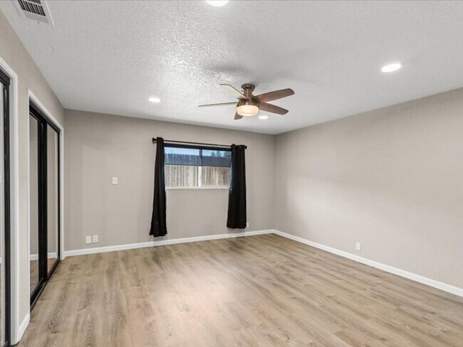 Building Photo - 708 Meadow Way