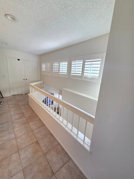 Building Photo - 740 Edgewater Dr