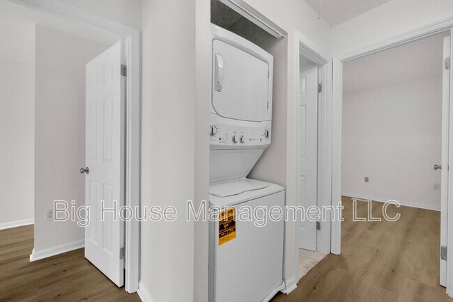 Building Photo - 3125 Heathcote Rd