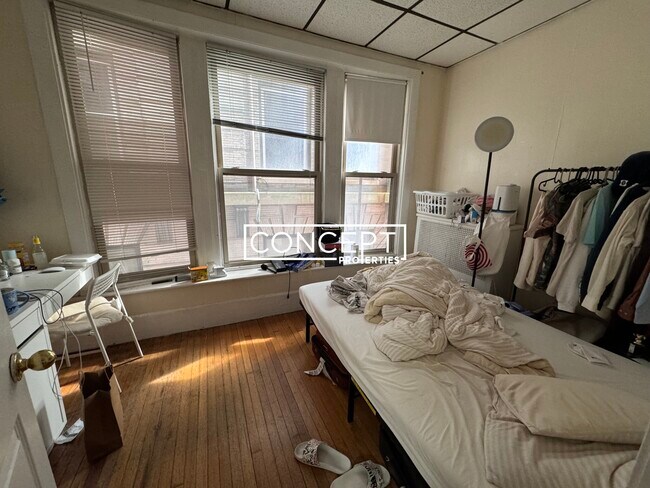 Building Photo - 879 Beacon St