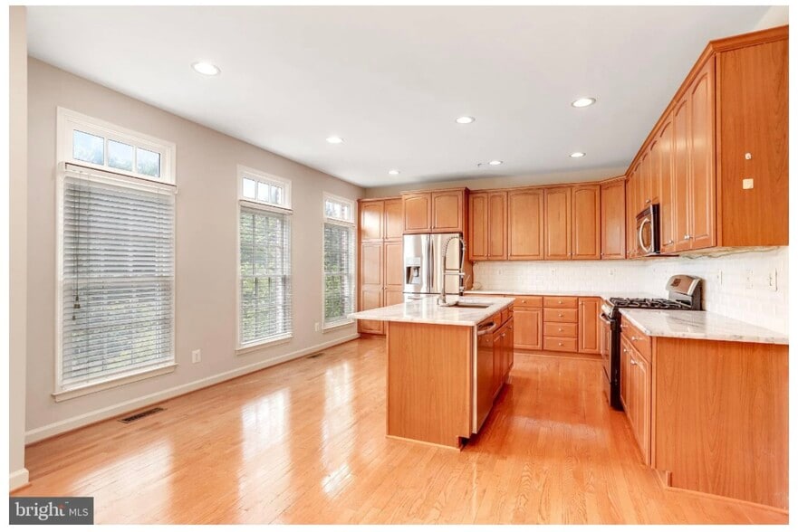 Building Photo - 213 Oak Knoll Ter