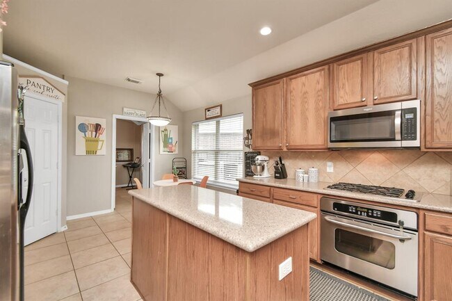 Building Photo - 2103 Breezeway Ln