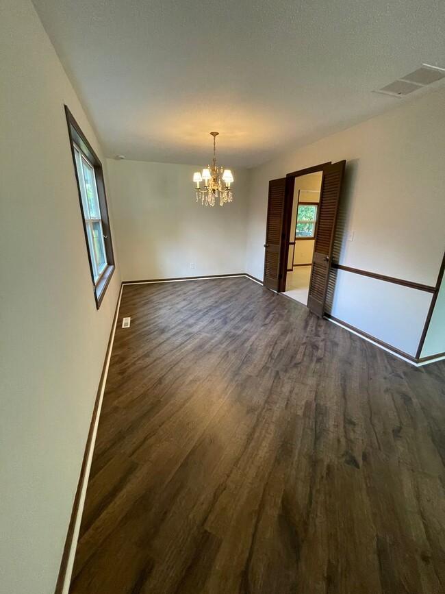 Building Photo - 6 Bed 2.5 Bath 2 Car Garage