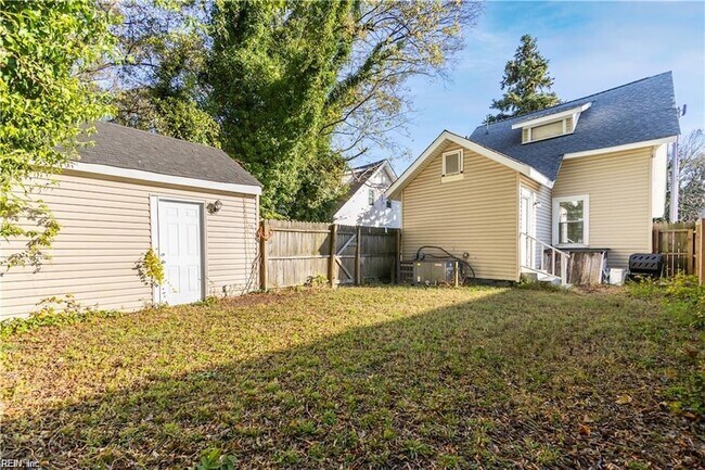 Building Photo - 868 W 36th St