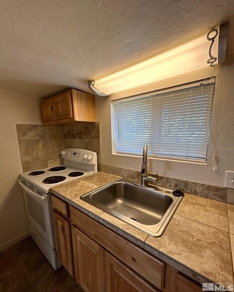 Building Photo - 538 1/2 6th Street Unit