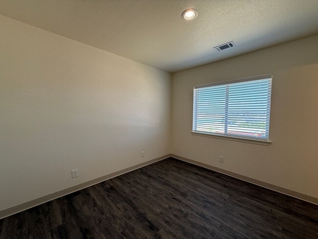 Building Photo - Free Month of Rent for Move in before Dec 1st - Brand New Upstairs 3 Bedroom Apartment