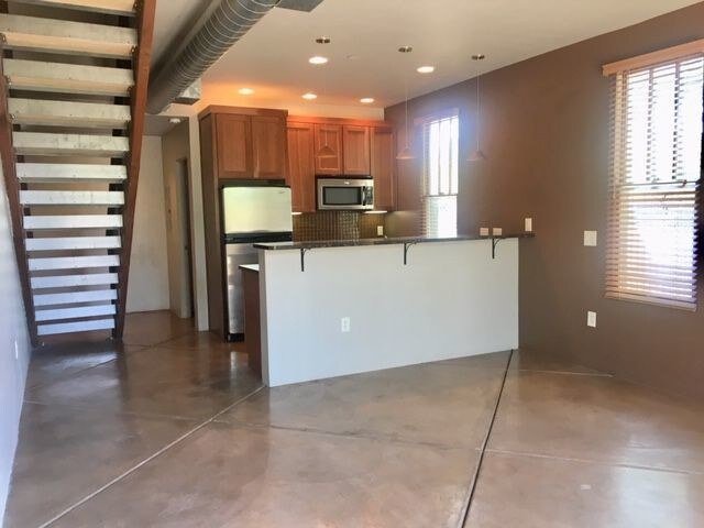 Building Photo - Modern loft style unit close to downtown