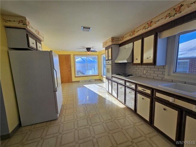 Building Photo - 39 Lennox Ave