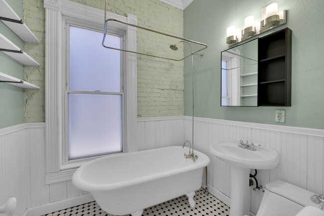 Building Photo - $2,495, 2-bed, 1-bath Victorian in the hea...