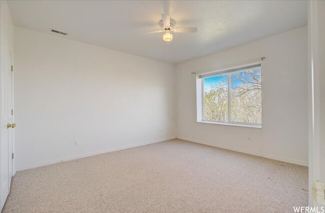 Building Photo - Large 6 Bedroom Home, 3 Car Garage, Gorgeo...