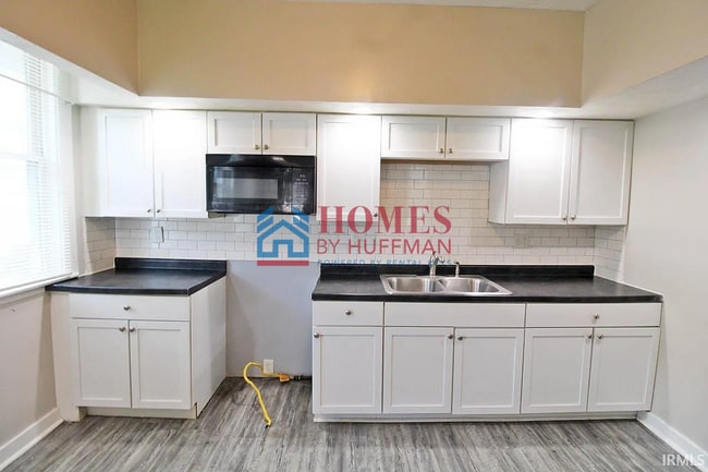 Building Photo - Two Bedroom House | Move In Special