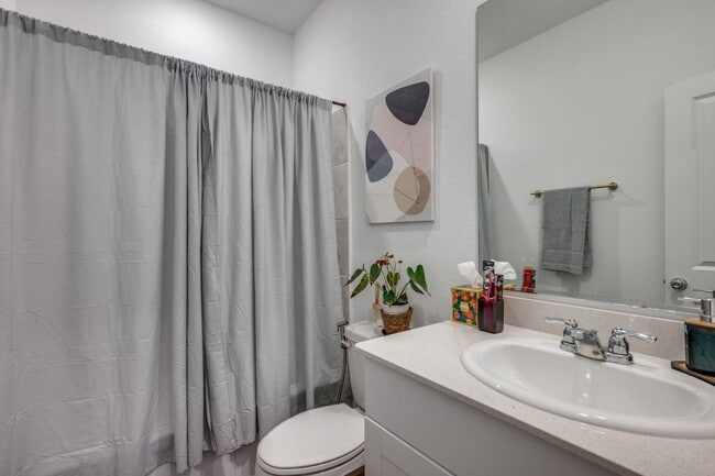 Building Photo - Beautiful 4BR/2BA Home with Open Floor Plan