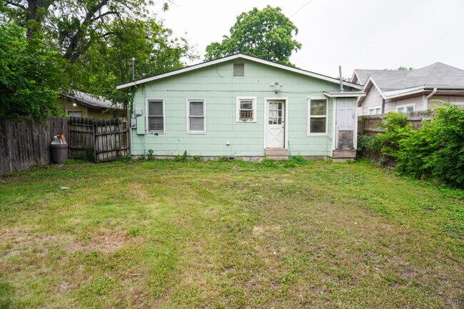 Building Photo - 3br / 2ba house in Woodlawn terrace, close...