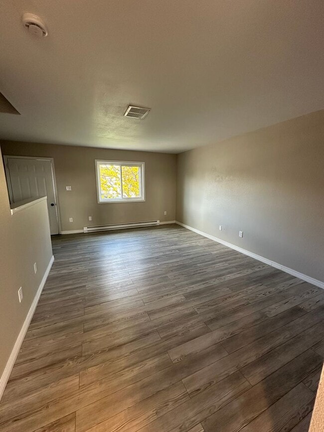 Building Photo - BEAUTIFULLY UPDATED 3 BEDROOM, 2 BATHROOM TWIN HOME WITH ATTACHED 1 CAR GARAGE