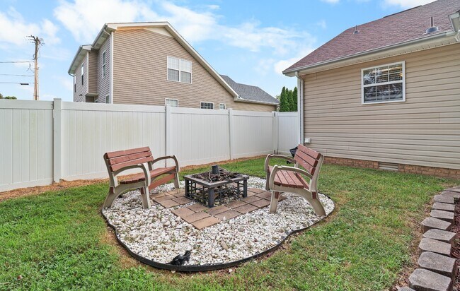 Building Photo - 1633 Cedar Springs Cir