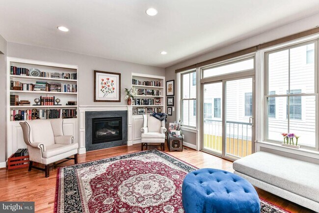 Building Photo - 2505 S Kenmore Ct