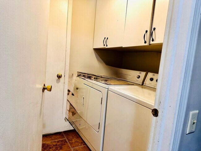 Building Photo - 225 Port Royal Cir