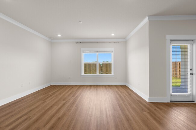 Building Photo - 1009 Hayward Lp