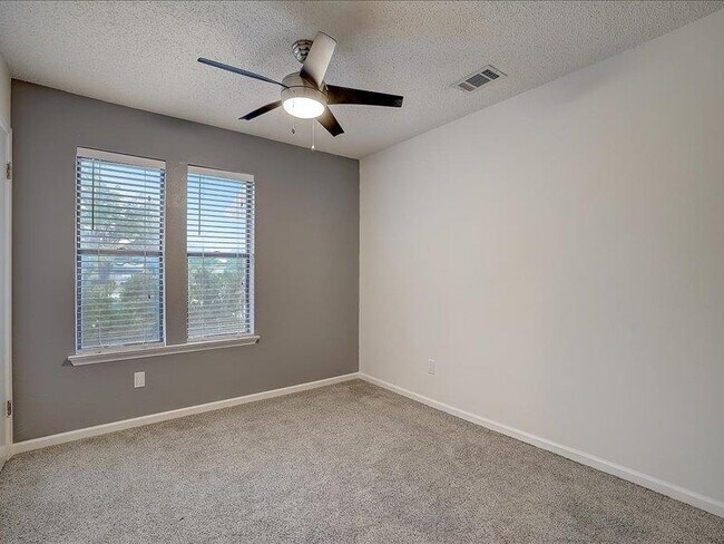 Building Photo - 10906 Meadgreen Ct