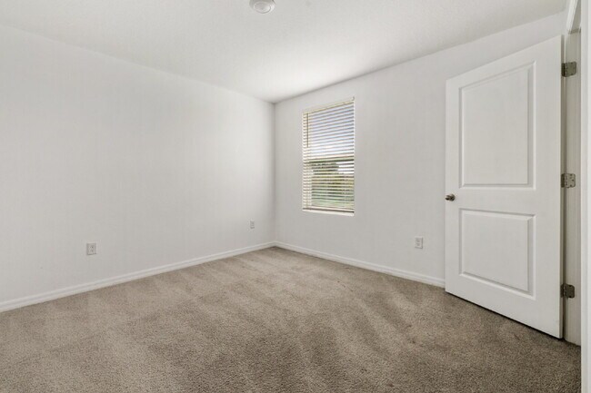 Building Photo - "Spacious 5-Bedroom Haven with Stunning Lake Views & Granite Elegance in Riverview!"