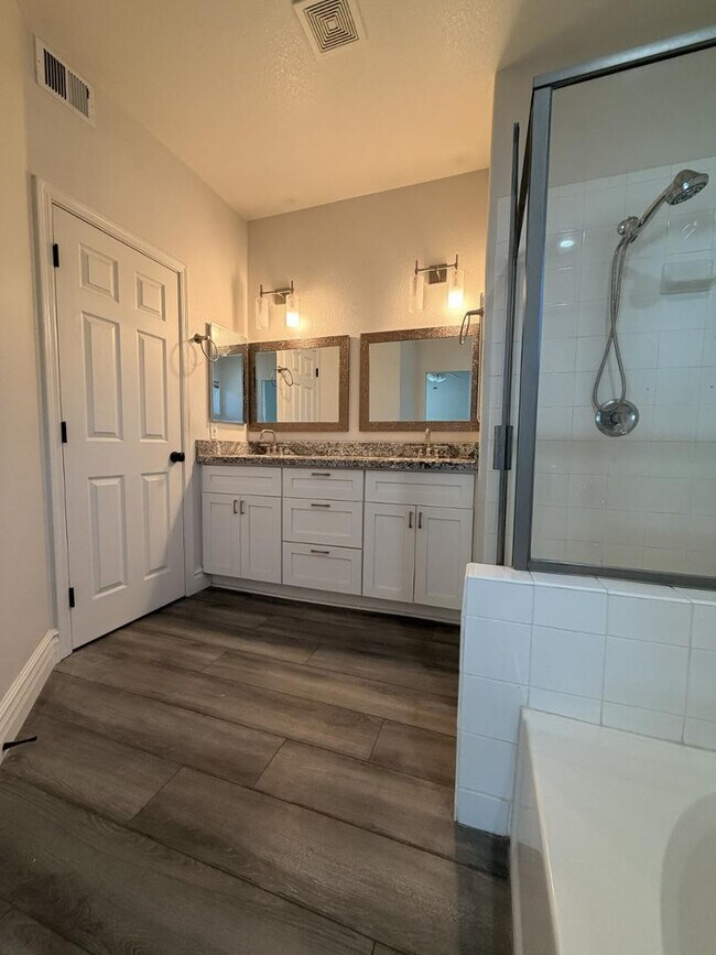 Building Photo - 7401 W Arrowhead Clubhouse Dr