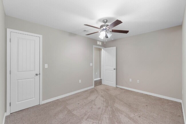 Building Photo - 426 Eisenhower Dr
