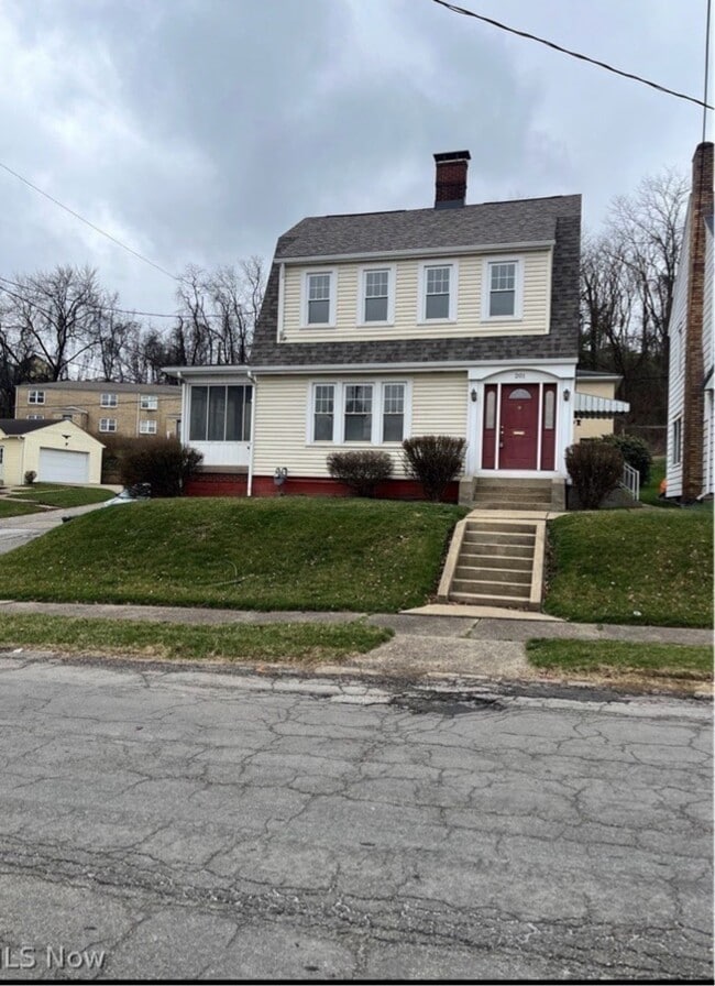 Building Photo - 201 Hollywood Blvd