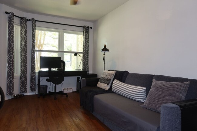 Building Photo - Hyde Park Country Condo - Furnished - 1BD/1BA - Covered Parking -Close to Everything