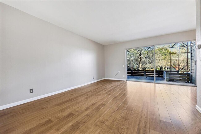Building Photo - 1304 Mariposa Dr