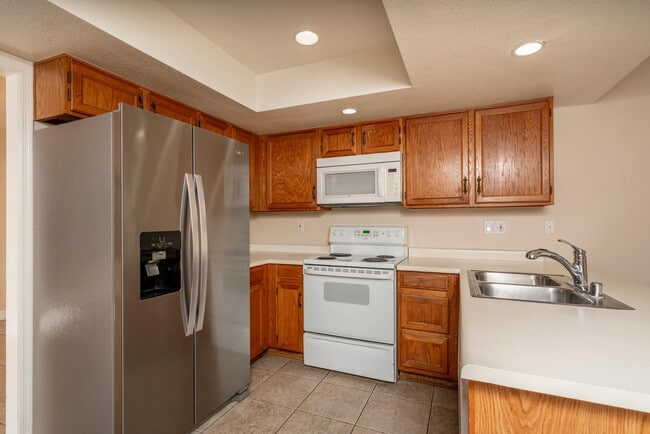 Building Photo - 1656 N Sierra Vista Dr