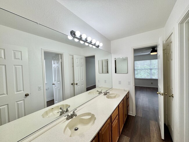 Building Photo - Big 4 Bedroom Home in Stone Oak!