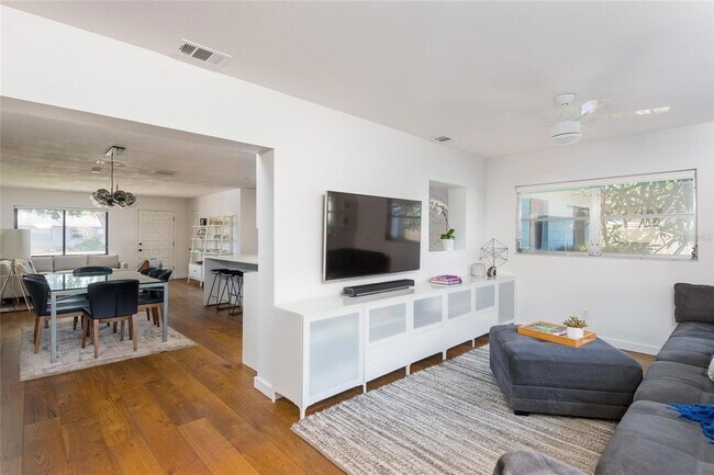 Building Photo - 4831 W Bay Ct Ave