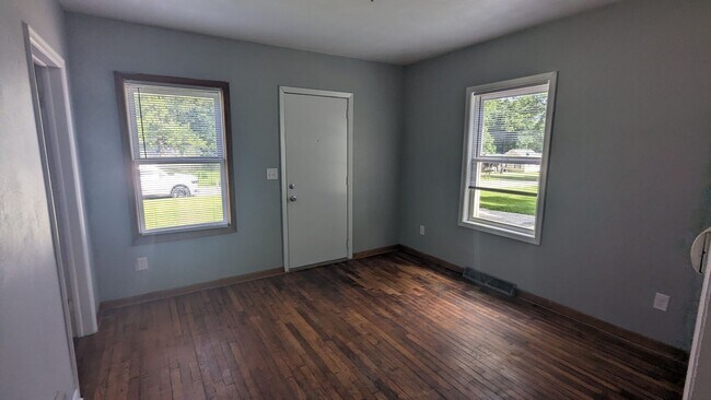 Building Photo - 2 bedroom, 1 bath house