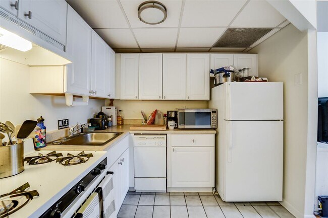 Building Photo - 341 Monmouth St