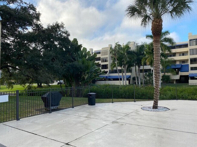 Building Photo - 835 S Osprey Ave