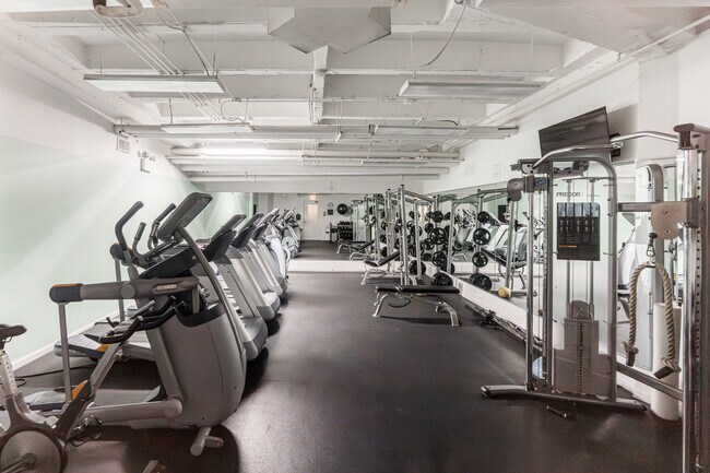 Building Photo - 2000 N Lincoln Park W