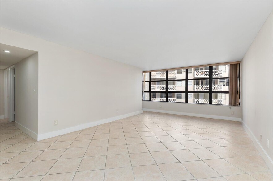 Building Photo - 1440 Brickell Bay Dr