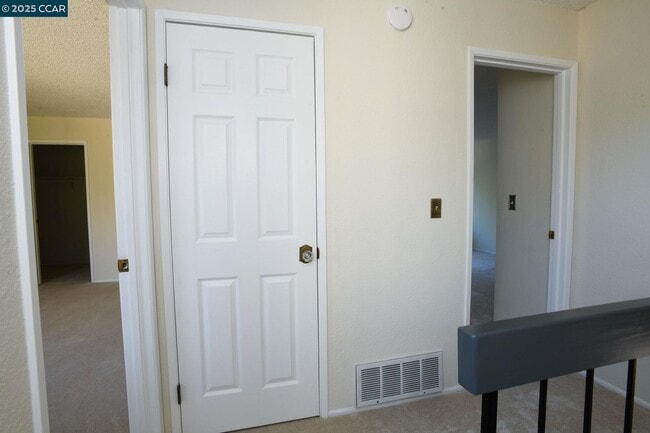 Building Photo - 555 Willow Ct