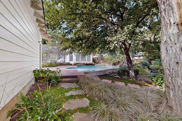 Building Photo - 2323 Barberry Dr
