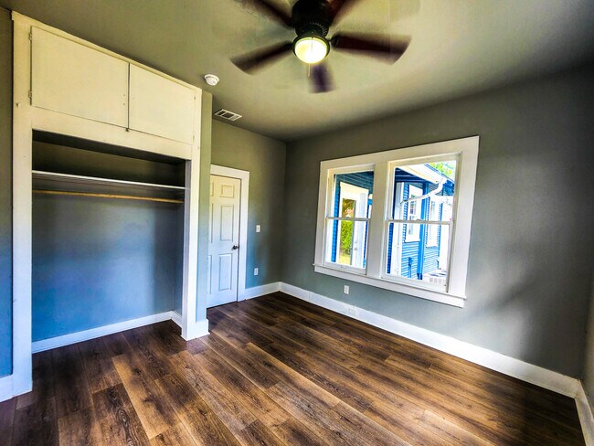 Building Photo - 126 Uvalde St