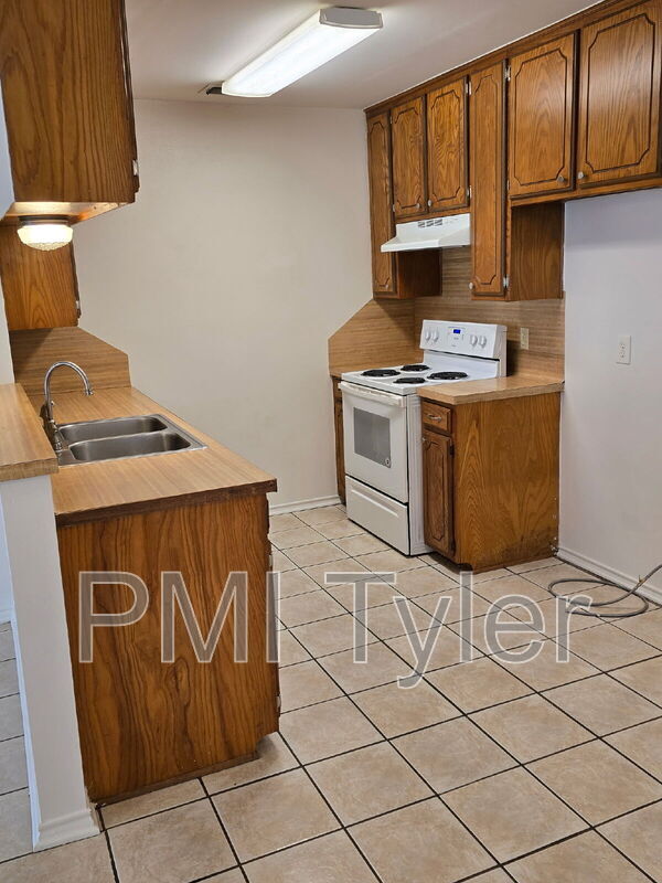 Primary Photo - 16124 Shoshone Dr