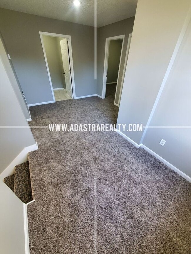 Building Photo - Spacious Duplex in the Heart of Olathe-Ava...